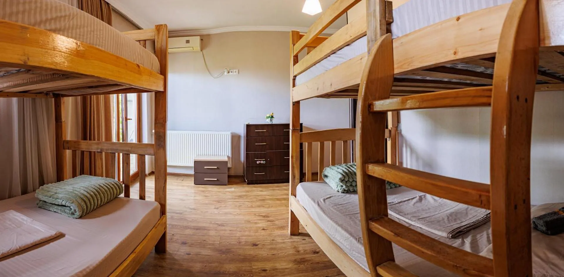 Only Flowers Girls Hostel Tbilisi
